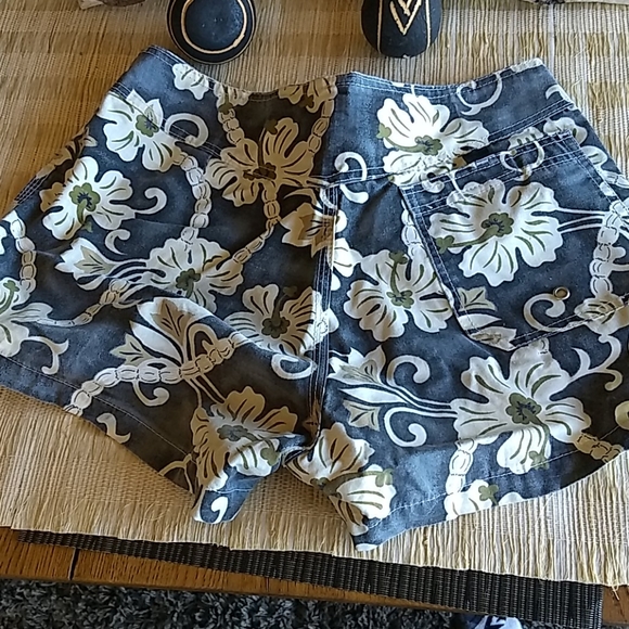 Shorts - Picture 3 of 5